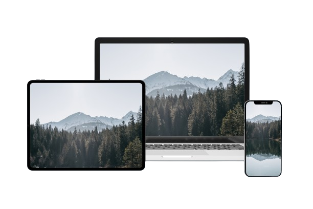 Image de 3 supports digitaux sur lesquels une image de montagne et de foret sont visible